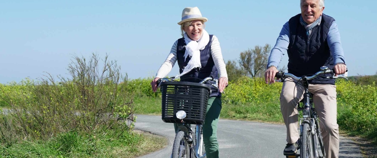 Ouderen in beweging aan het fietsen