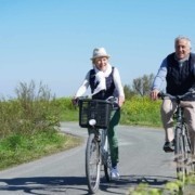 Ouderen in beweging aan het fietsen