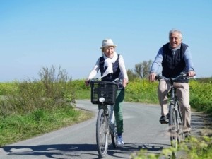 Ouderen in beweging aan het fietsen