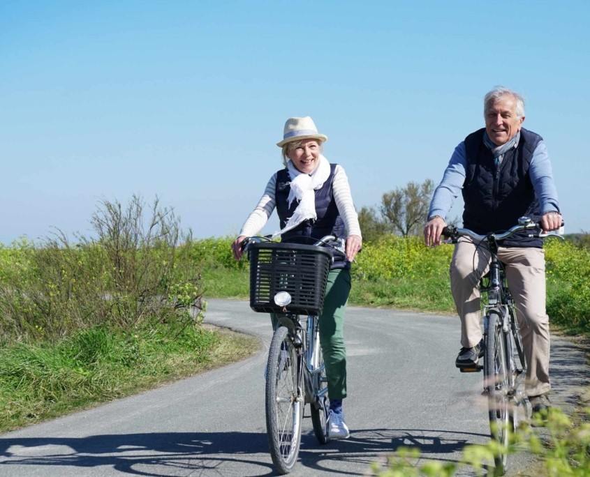 Ouderen in beweging aan het fietsen